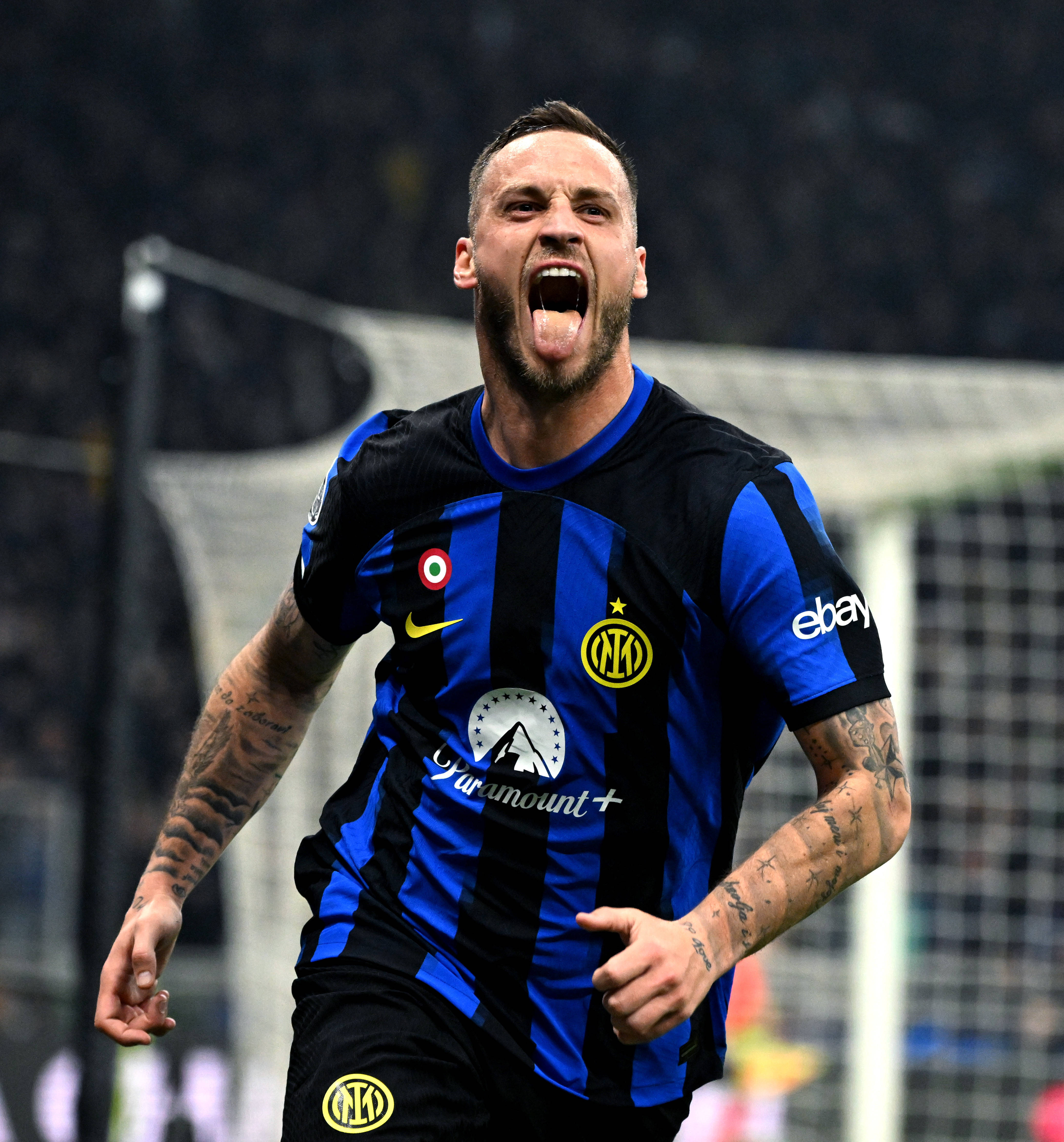 1-1！曼联又栽了：阿莫林打倒数第3连换4防守球员 5轮1胜跌至第8（1-1，曼联再度失分！对阵倒数第三阿莫林连换四名后防，近5轮仅1胜降至第8）