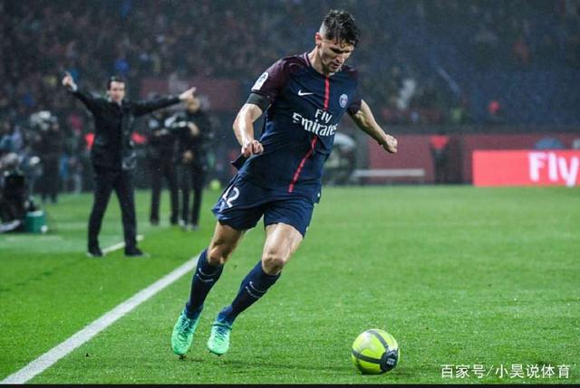 球迷调侃詹姆斯没头发，后者回应：你知道我有，而且多的是（球迷调侃詹皇秃头，詹姆斯回怼：我头发多着呢）