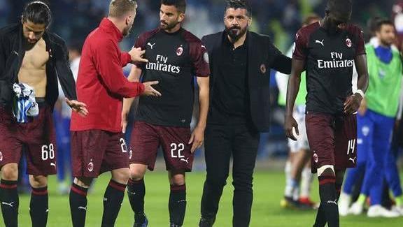 本泽马谈C罗：场上见面很冷淡？我们在更衣室已拥抱过了（本泽马回应与C罗场上显冷：更衣室里我们早已相拥）