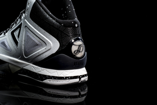 德布劳内精准助攻 主导比赛节奏（德布劳内送出妙传 掌控全场节奏）