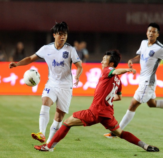 不满判罚，西蒙尼向裁判抗议：你不会给维尼修斯出牌的（西蒙尼不满判罚，质问裁判：为何不向维尼修斯出牌？）