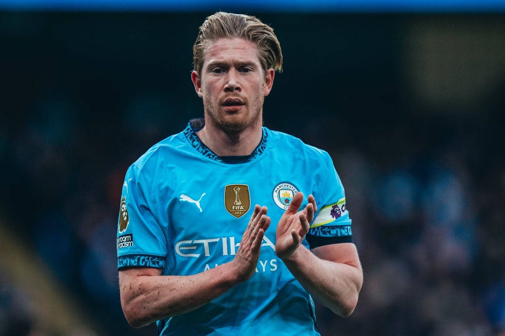 杨瀚森带女友赴美引发争议，好友崔永熙称其应专注篮球，网友支持其在球场表现。（杨瀚森携女友赴美引热议：崔永熙建议专注篮球，网友力挺其场上表现）