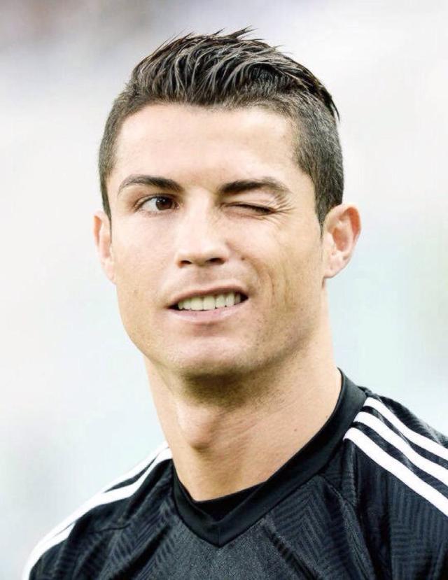 法甲战报：格林伍德双响、奥巴梅杨传射，马赛5-1尼斯登顶（法甲快讯：格林伍德梅开二度，奥巴梅杨传射建功，马赛5-1大胜尼斯升至榜首）