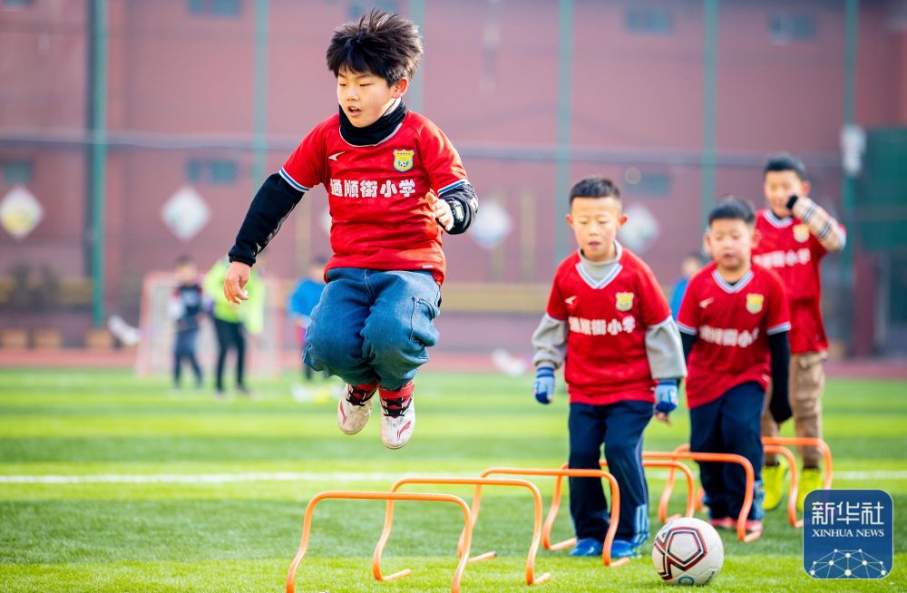 科沃德在30分钟内打出23分14板5助&历史第二位新秀（科沃德30分钟高效砍下23分14板5助，成史上第二位达成此数据的新秀）