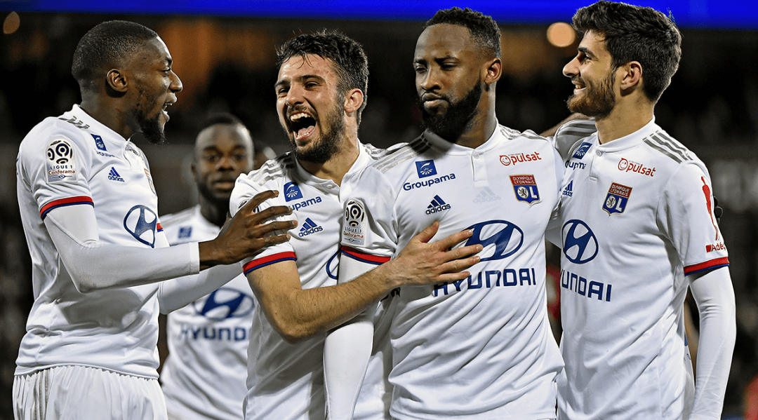 足球欧冠16强对阵出炉，多场焦点战提前上演（欧冠16强对阵揭晓，多场重磅对决提前上演）