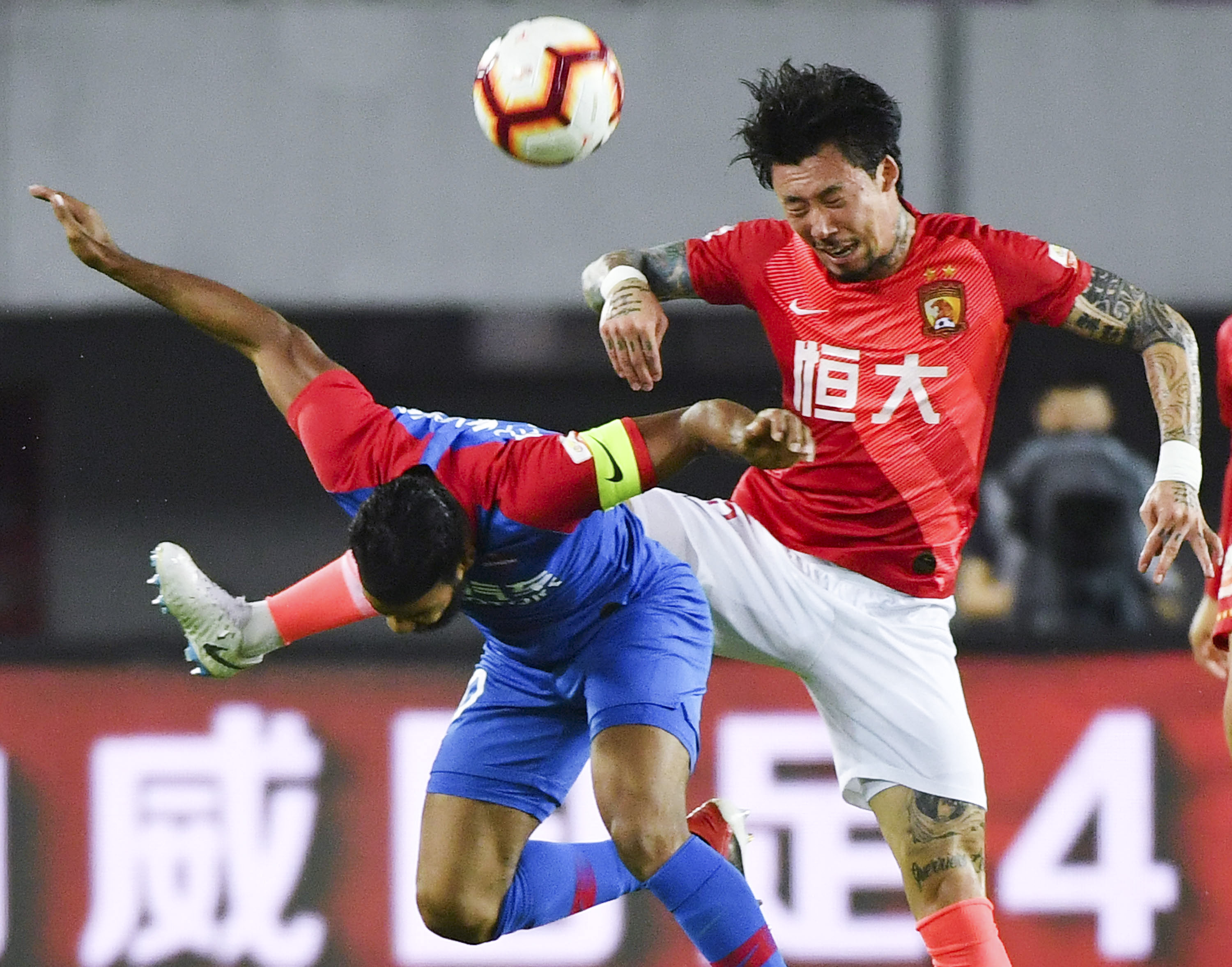 加泰电台：拉波尔塔想请前球员回诺坎普拍照，梅西不太可能去（加泰电台：拉波尔塔计划邀昔日球员回诺坎普合影，梅西出席可能性不大）