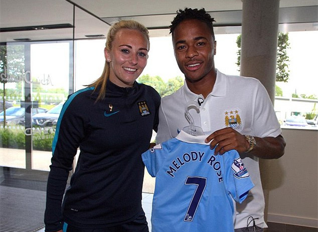 西媒：拉菲尼亚成巴萨非卖品，本赛季欲率队夺欧冠+世界杯（西媒：巴萨将拉菲尼亚列为绝对非卖，本季力争率队冲击欧冠与世界杯）