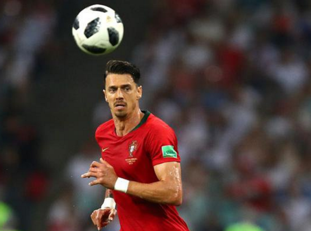 拜仁总监谈转会引援：重点是要新老搭配，保持球队竞争力（拜仁总监谈引援策略：新老结合，确保球队竞争力）